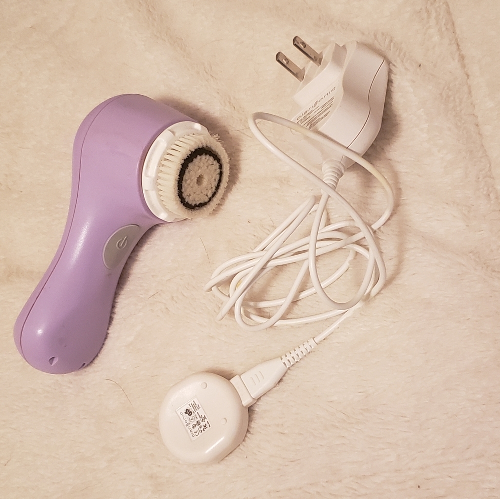 Facial cleansing brush